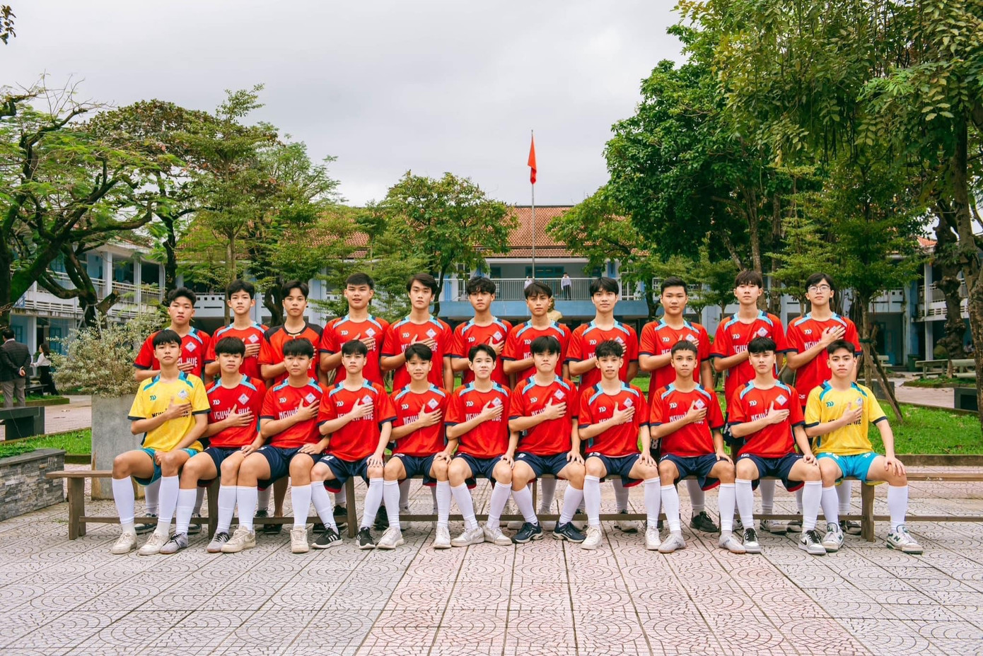 Đội hình ra quân tham gia thi đấu của trường THPT Nguyễn Huệ trong giải bóng đá truyền thống dành cho học sinh THPT. Ảnh: Fanpage Trường THPT Nguyễn Huệ - Huế Đội hình ra quân tham gia thi đấu của trường THPT Nguyễn Huệ trong giải bóng đá truyền thống dành cho học sinh THPT. Ảnh: Fanpage Trường THPT Nguyễn Huệ - Huế