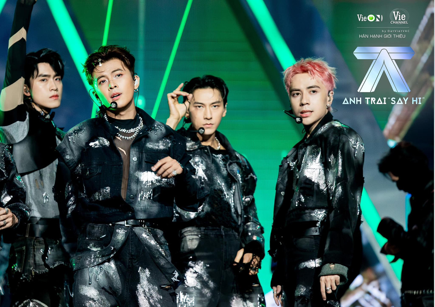 Thế nhưng việc chung team với NEGAV, ISAAC, Quang Hùng MasterD khiến Gin Tuấn Kiệt phần nào bị “lu mờ". Thế nhưng việc chung team với NEGAV, ISAAC, Quang Hùng MasterD khiến Gin Tuấn Kiệt phần nào bị “lu mờ".