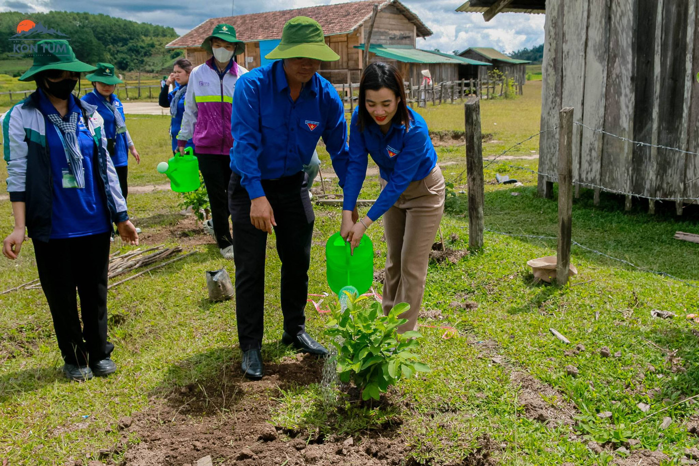 Ngay sau Lễ Đón quân, Đội hình Kon Tum đã cùng các lãnh đạo, đại diện cơ quan ban ngành tại địa phương triển khai hoạt động trồng cây xanh tại khuôn viên Nhà văn hóa Thôn Đắk Niêng. Ảnh: Đội hình Kon Tum - Mùa Hè Xanh OU 2024