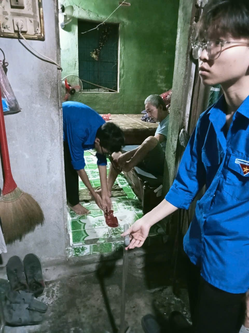 Đoàn viên thanh niên hỗ trợ gia đình có người lớn tuổi di chuyển đến nơi tránh trú bão Ảnh: Đoàn Phường Ngọc Sơn