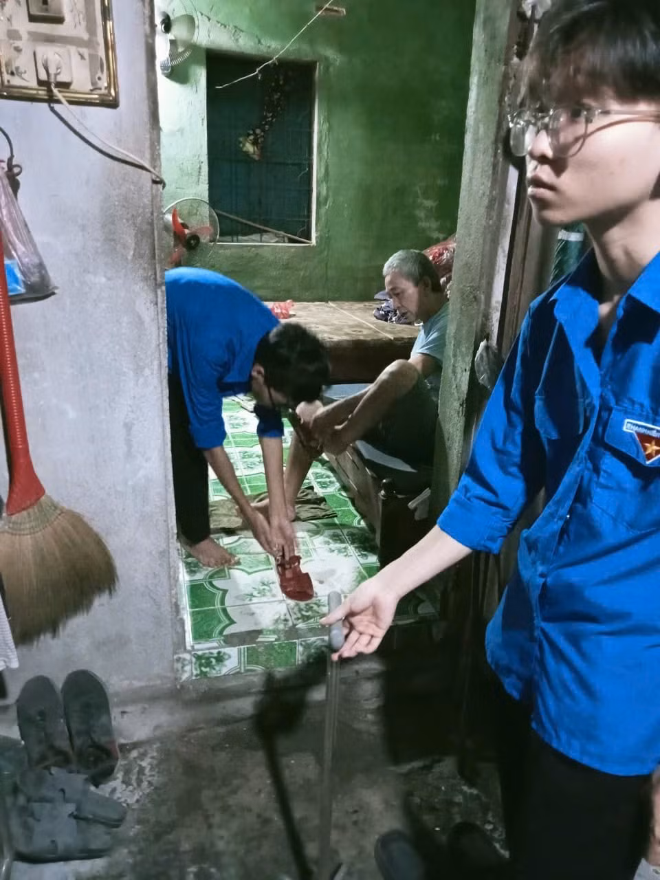 Đoàn viên thanh niên hỗ trợ gia đình có người lớn tuổi di chuyển đến nơi tránh trú bão Ảnh: Đoàn Phường Ngọc Sơn