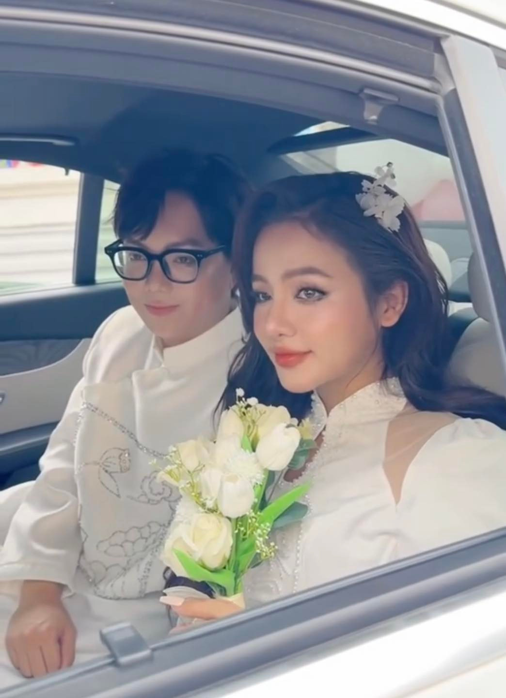 Nhan sắc của cô dâu và chú rể nhận được nhiều lời khen.