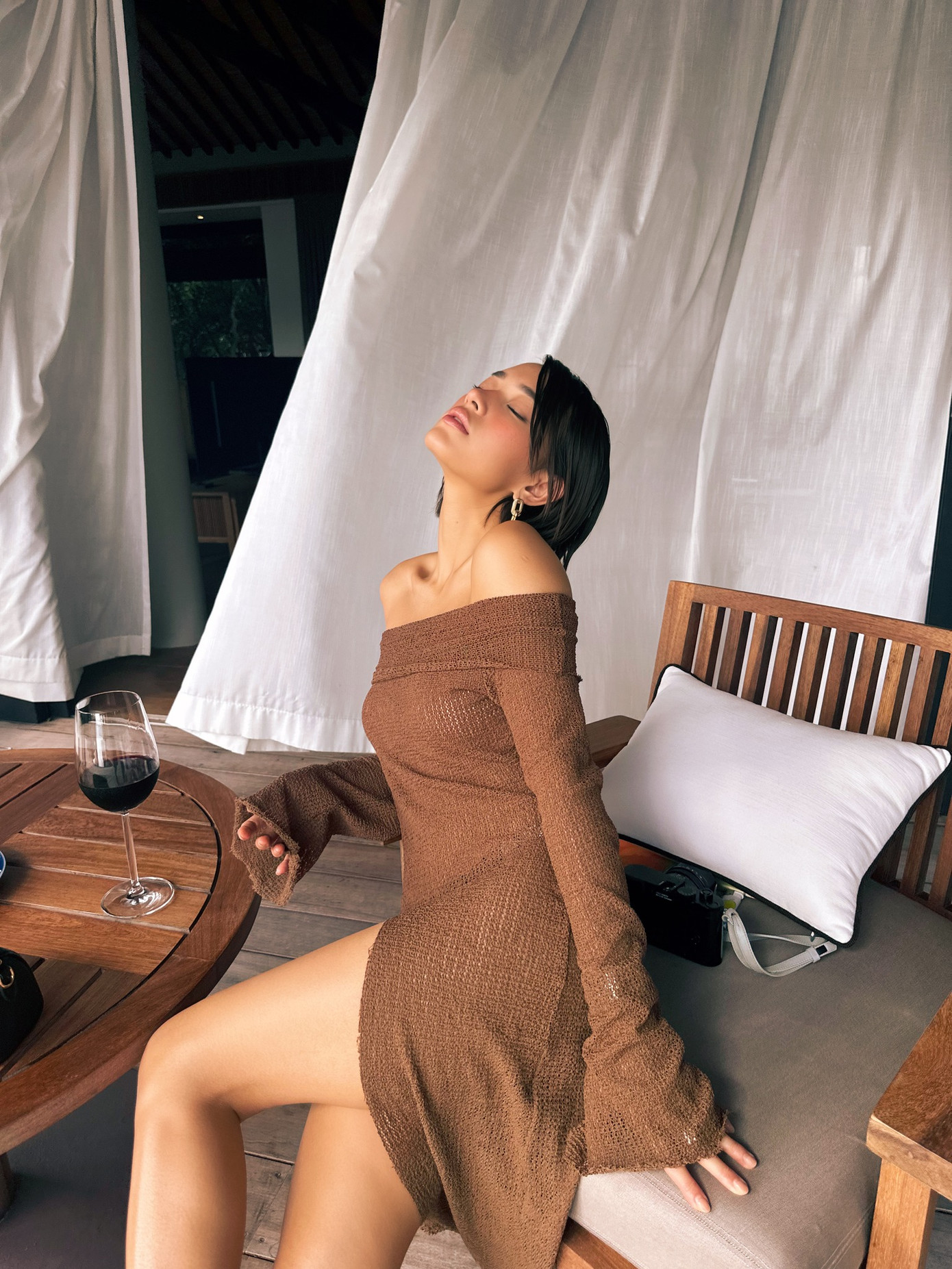 Nữ fashionista khoe trọn vòng eo thon gọn. Nữ fashionista khoe trọn vòng eo thon gọn.