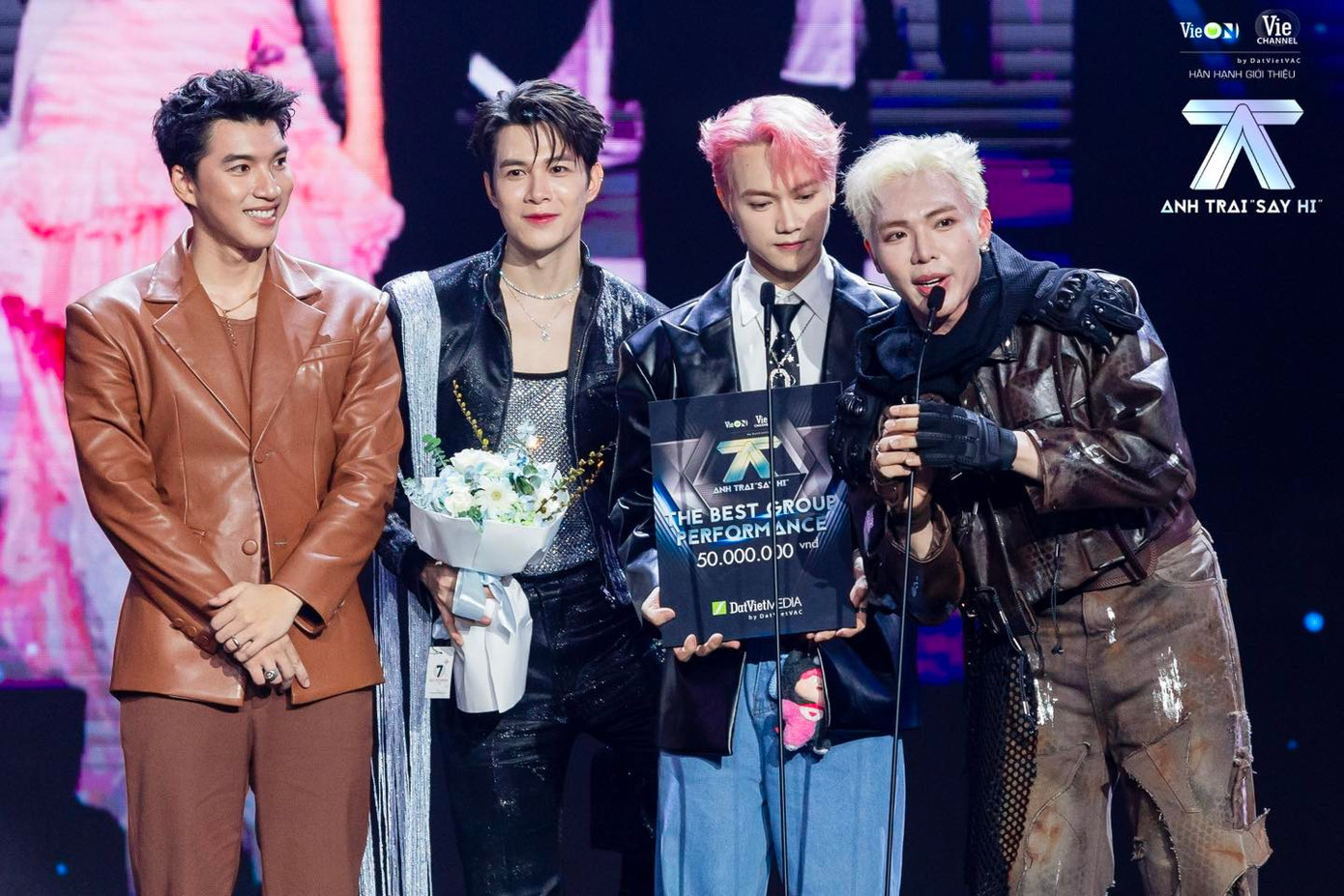 JSOL, HIEUTHUHAI cùng team Ngáo Ngơ đã xuất sắc nhận giải "The best group performance". JSOL, HIEUTHUHAI cùng team Ngáo Ngơ đã xuất sắc nhận giải "The best group performance".