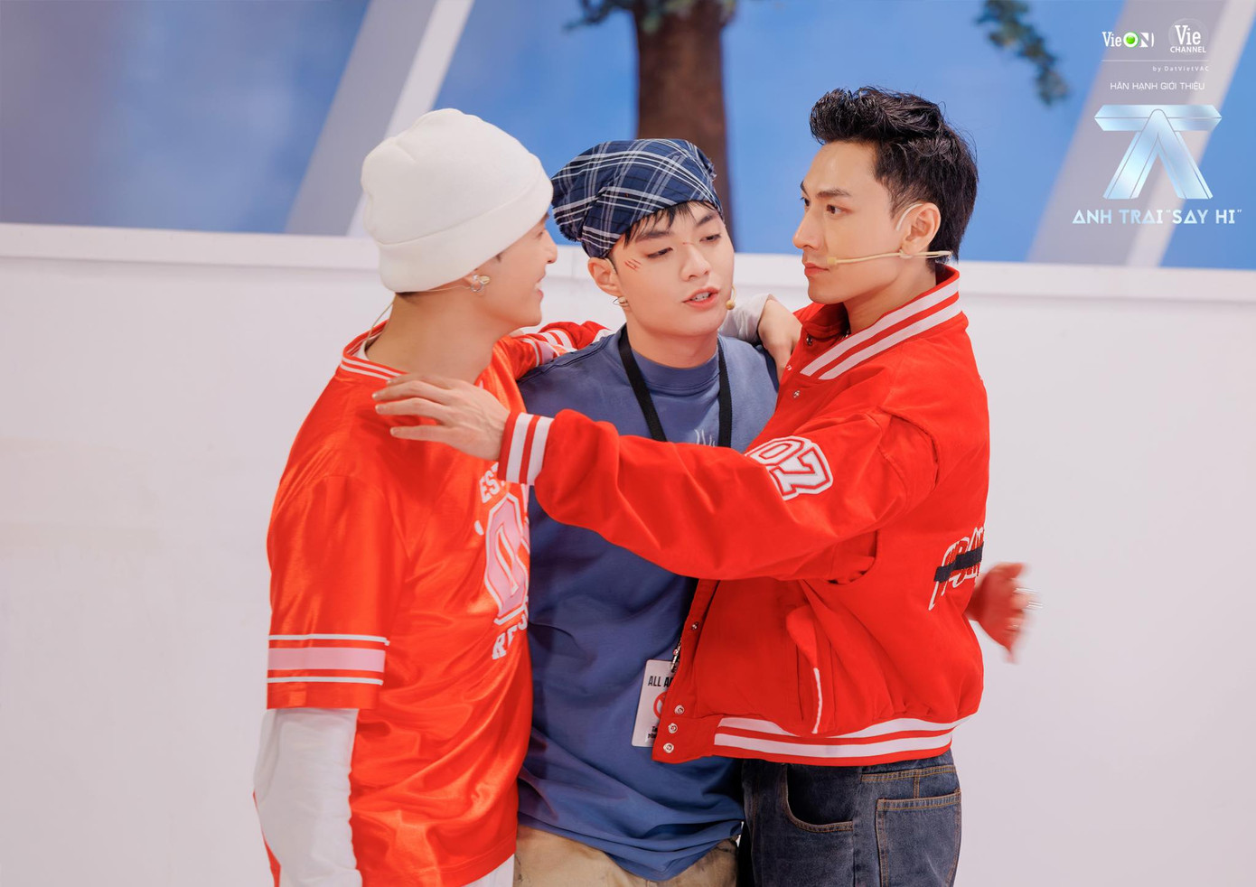 ISAAC xúc động ôm chầm lấy Gin, những lời xin lỗi liên tục thốt ra từ ISAAC khiến fan mủi lòng. ISAAC xúc động ôm chầm lấy Gin, những lời xin lỗi liên tục thốt ra từ ISAAC khiến fan mủi lòng.