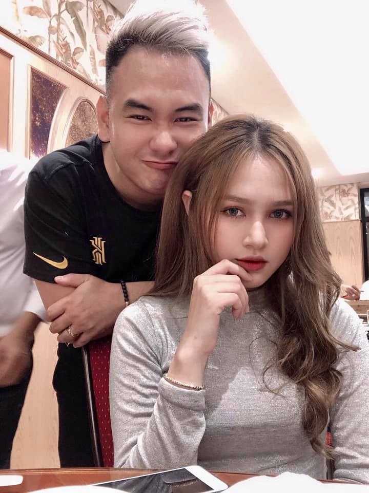 Xemesis lần đầu chia sẻ hình ảnh chụp cùng Xoài Non, kèm caption "Young Mango". Xemesis lần đầu chia sẻ hình ảnh chụp cùng Xoài Non, kèm caption "Young Mango".