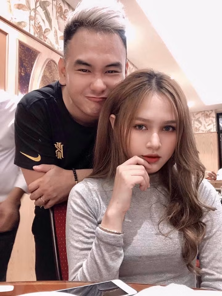 Xemesis lần đầu chia sẻ hình ảnh chụp cùng Xoài Non, kèm caption "Young Mango".