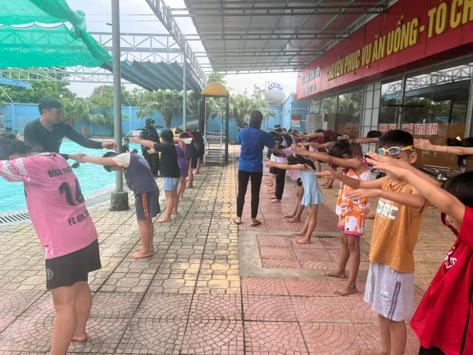 Những buổi đầu, nhiều bạn thiếu nhi còn nhát và sợ nước. Tuy nhiên chỉ sau vài buổi học, các bạn đã tự tin hơn nhiều và không còn cảm giác sợ nước. Ảnh: Đoàn Xã Kha Sơn Những buổi đầu, nhiều bạn thiếu nhi còn nhát và sợ nước. Tuy nhiên chỉ sau vài buổi học, các bạn đã tự tin hơn nhiều và không còn cảm giác sợ nước. Ảnh: Đoàn Xã Kha Sơn