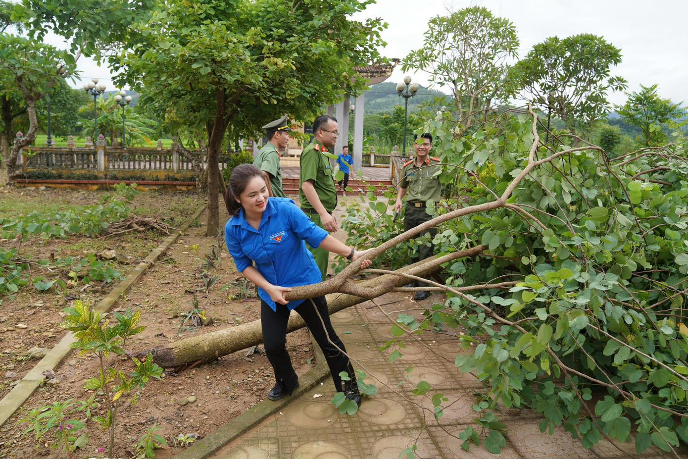Đoàn viên thanh niên tham gia dọn dẹp cảnh quan ở đài tưởng niệm các anh hùng Liệt sĩ xã Tú Lý. Ảnh: Công an tỉnh Hòa Bình