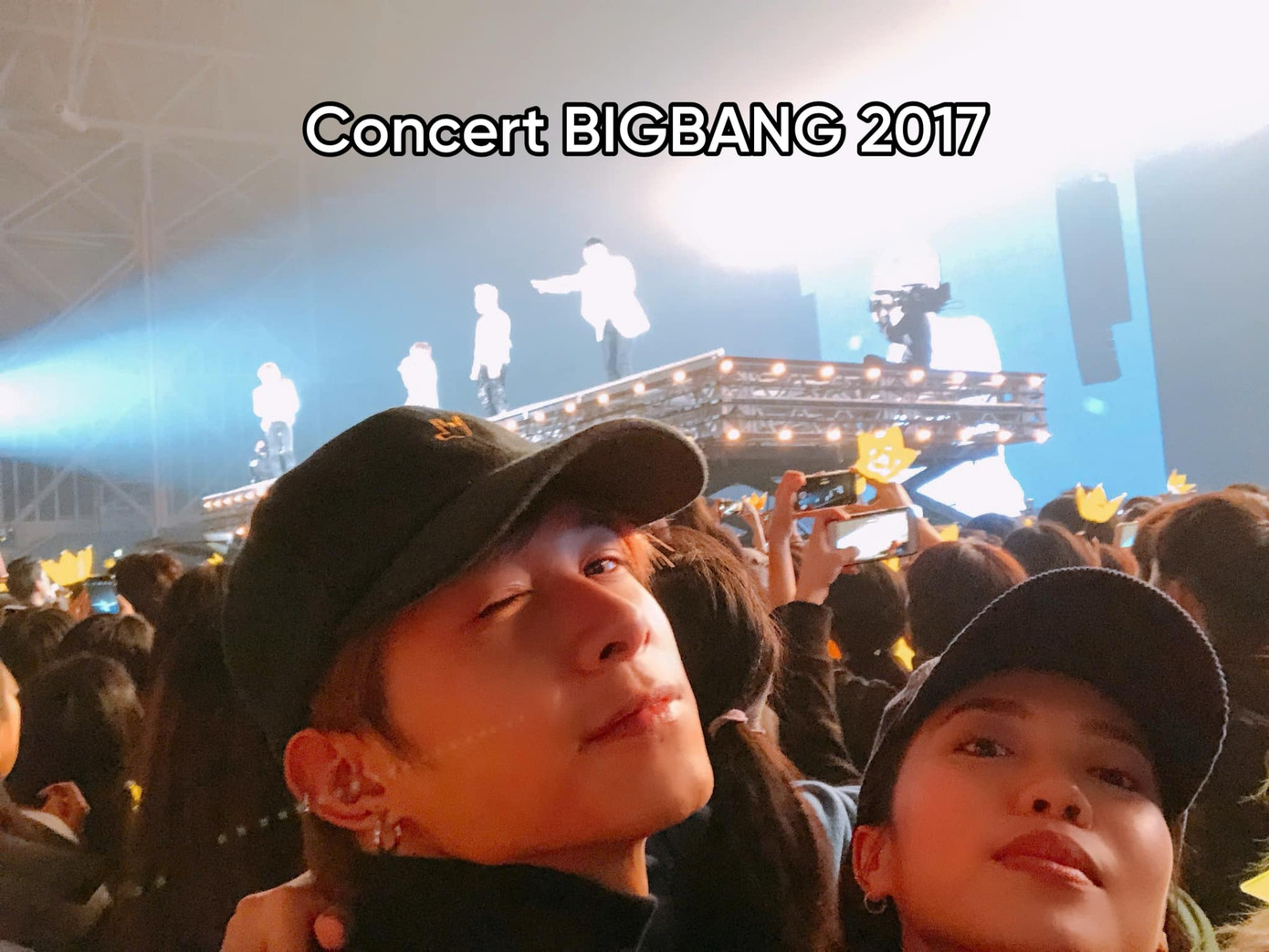 Diệu Nhi và Anh Tú Atus check-in tại concert của nhóm nhạc BIGBANG vào năm 2017. Tuy nhiên netizen hài hước để lại bình luận: &quot;Anh Tú Atus nhưng lại rất là rapper Karik&quot;.