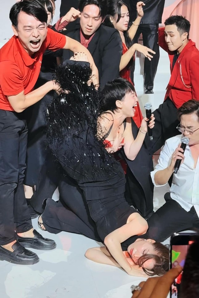 Hoà Minzy từng có những màn "quậy tới bến" tại đám cưới của các đồng nghiệp. Hoà Minzy từng có những màn "quậy tới bến" tại đám cưới của các đồng nghiệp.