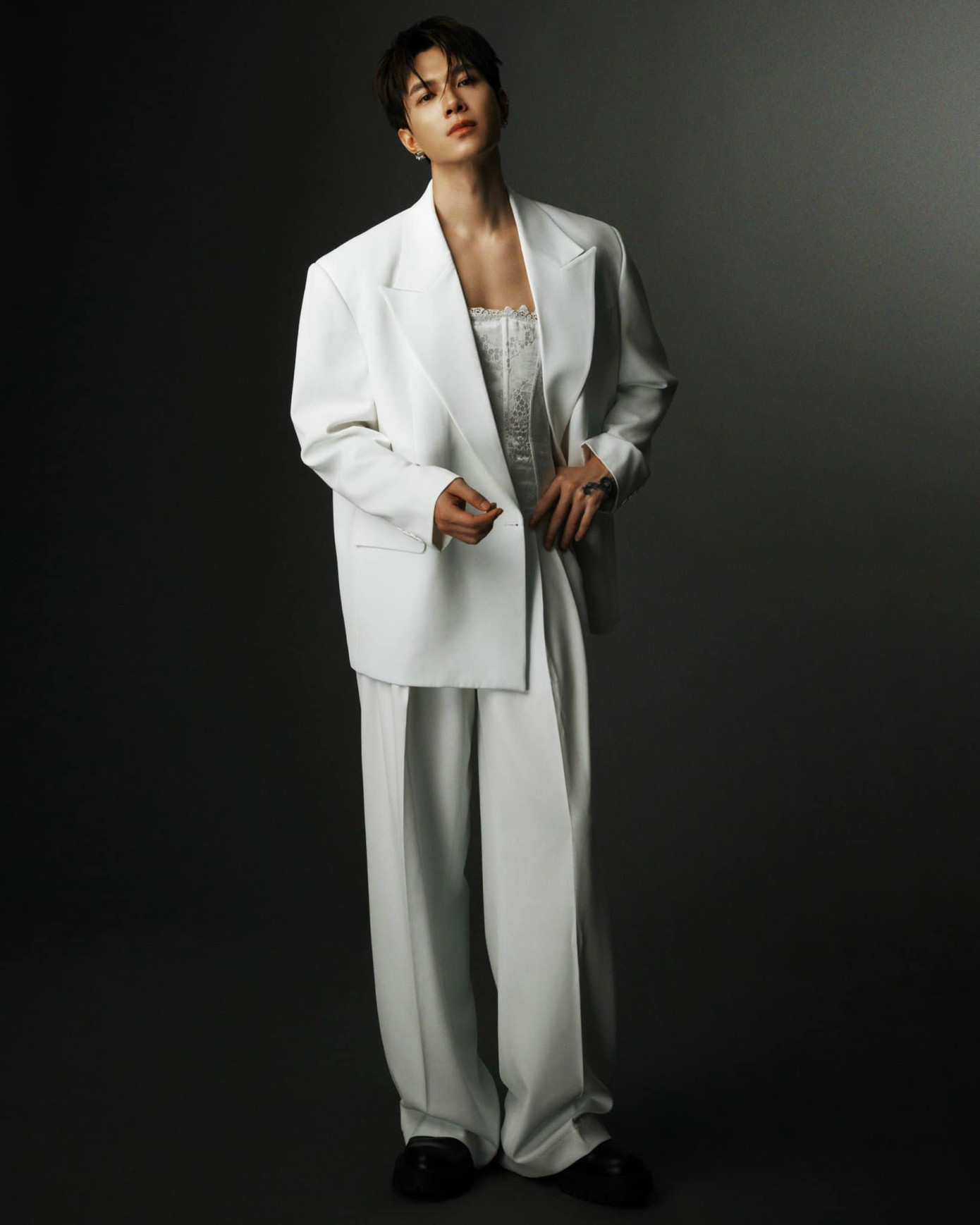 Bộ trang phục có sự kết hợp độc đáo, tuy nhiên không biết dành cho nam hay cho nữ. Bộ trang phục có sự kết hợp độc đáo, tuy nhiên không biết dành cho nam hay cho nữ.