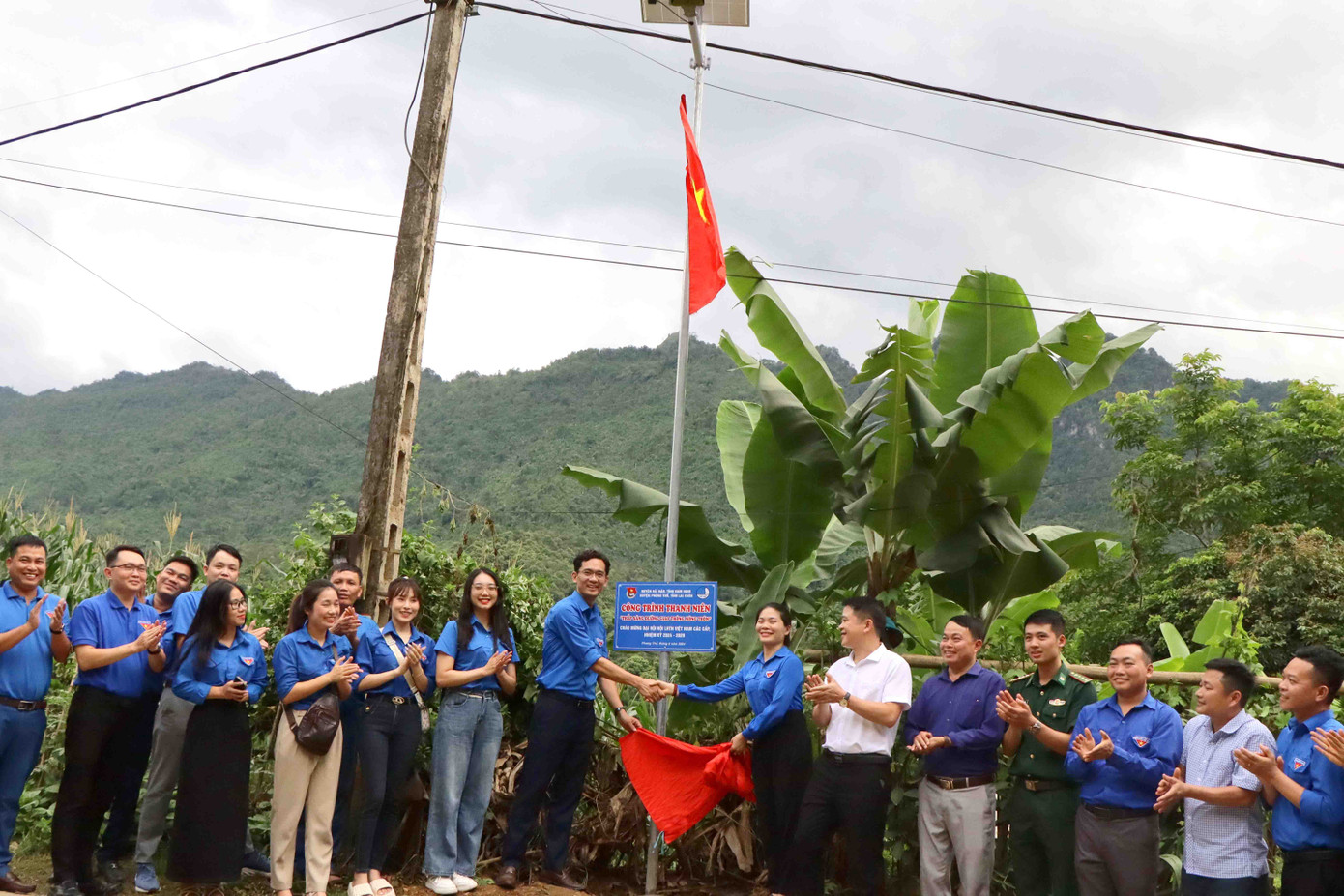 Lễ khánh thành công trình “Thắp sáng đường giao thông nông thôn” tại bản Huổi Hán. Ảnh: Báo Lai Châu Online.