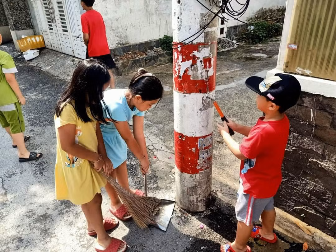 Các em thiếu nhi trong khu vực cũng được khuyến khích tham gia, qua đó hướng dẫn, giáo dục các em có ý thức bảo vệ môi trường. Ảnh: Tuổi trẻ Gò Vấp.