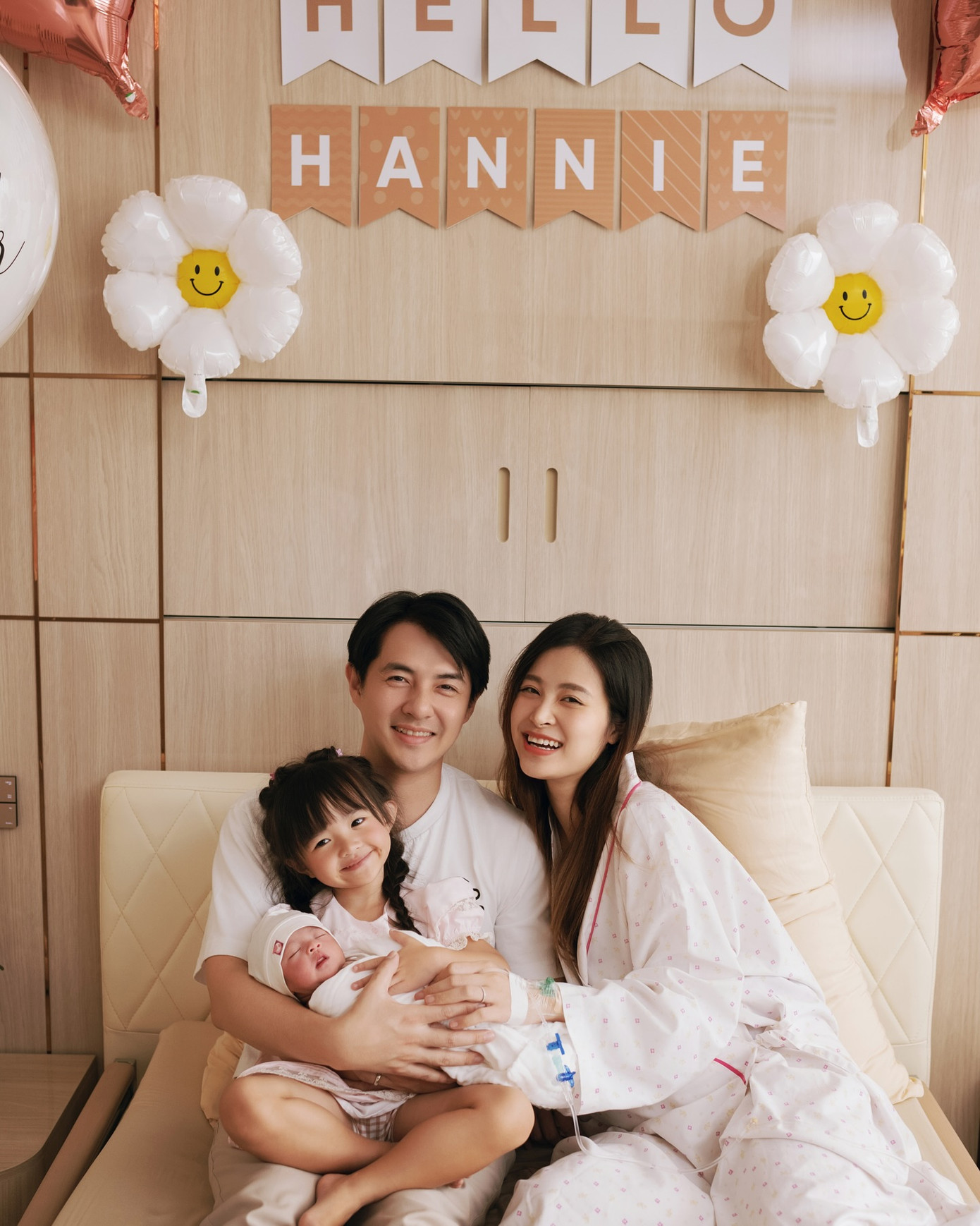 Gia đình Đông Nhi - Ông Cao Thắng chào đón thành viên thứ 4. Gia đình Đông Nhi - Ông Cao Thắng chào đón thành viên thứ 4.