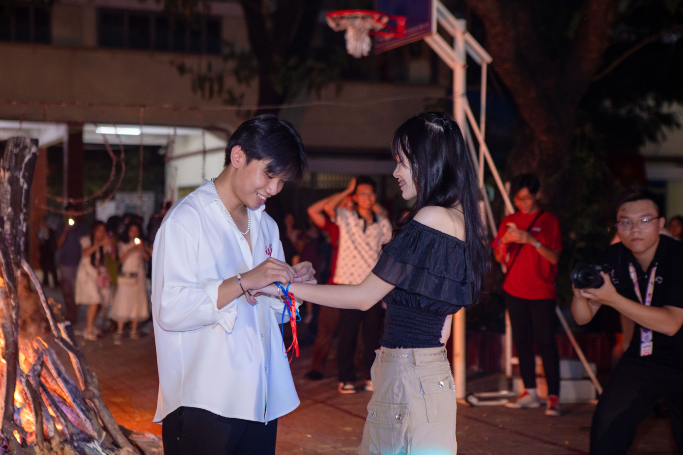 Dây đỏ tượng trưng cho lời xin lỗi, dây xanh mang ý nghĩa cảm ơn. Teen 12 đã gửi gắm những tâm tư ấy bằng cách đeo chiếc vòng ruy băng cho "người đặc biệt".