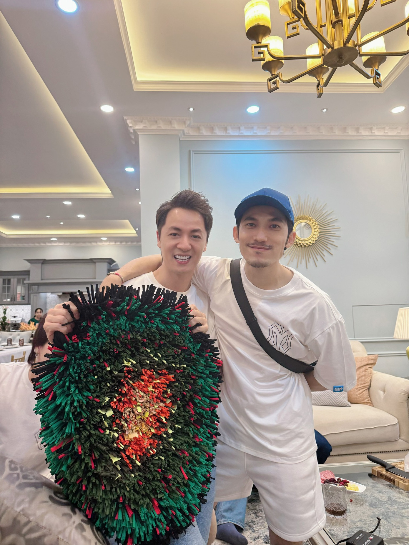 Liên Bỉnh Phát mang tặng gia chủ Đăng Khôi tấm thảm thương hiệu.