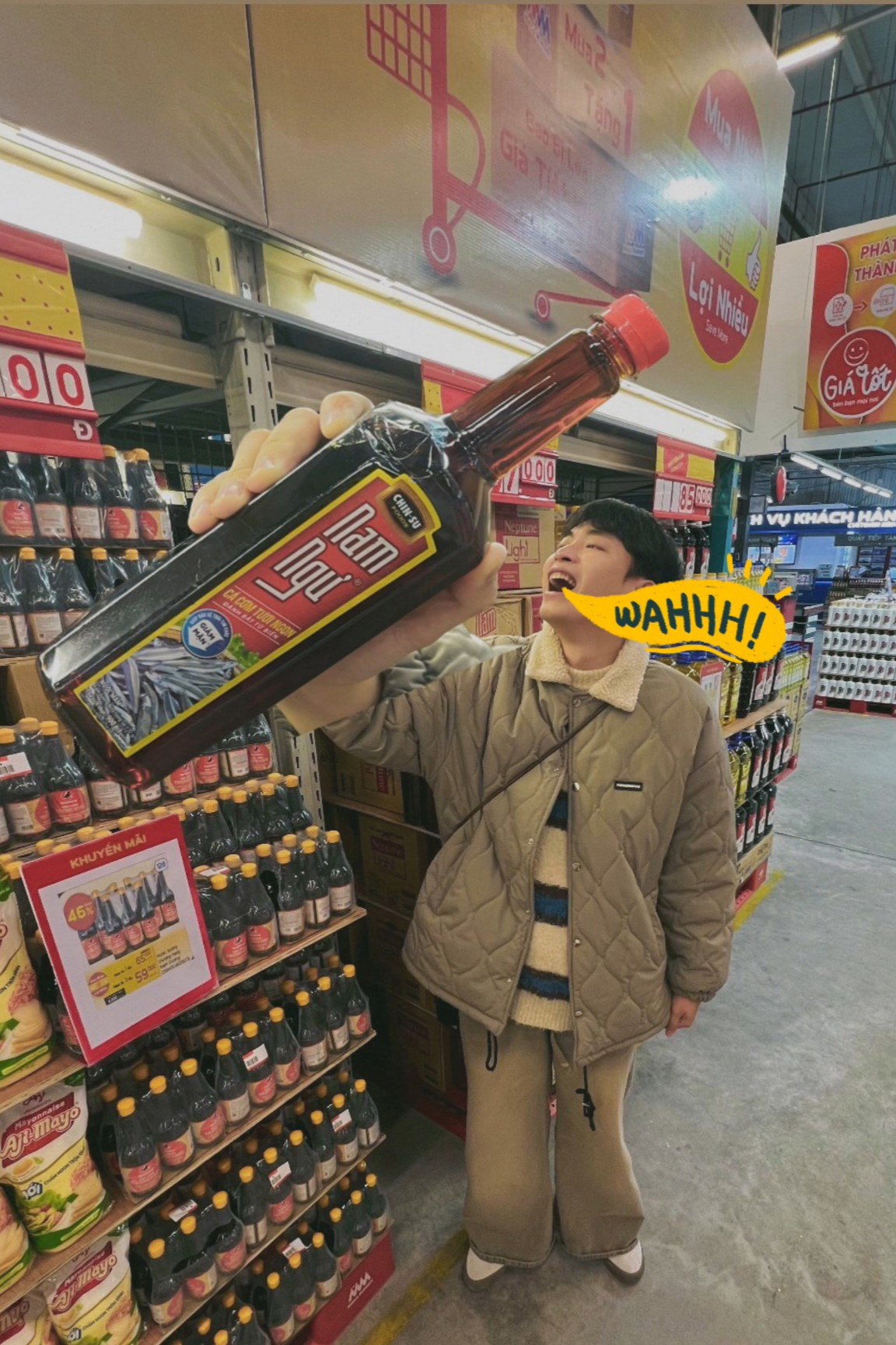 Kết hợp giữa trend "tay tay" và chụp đồ khổng lồ, thêm "sương sương" vài chiếc nhãn dán là bạn đã có một tấm hình hay ho. (Nguồn: cauemtrendy)