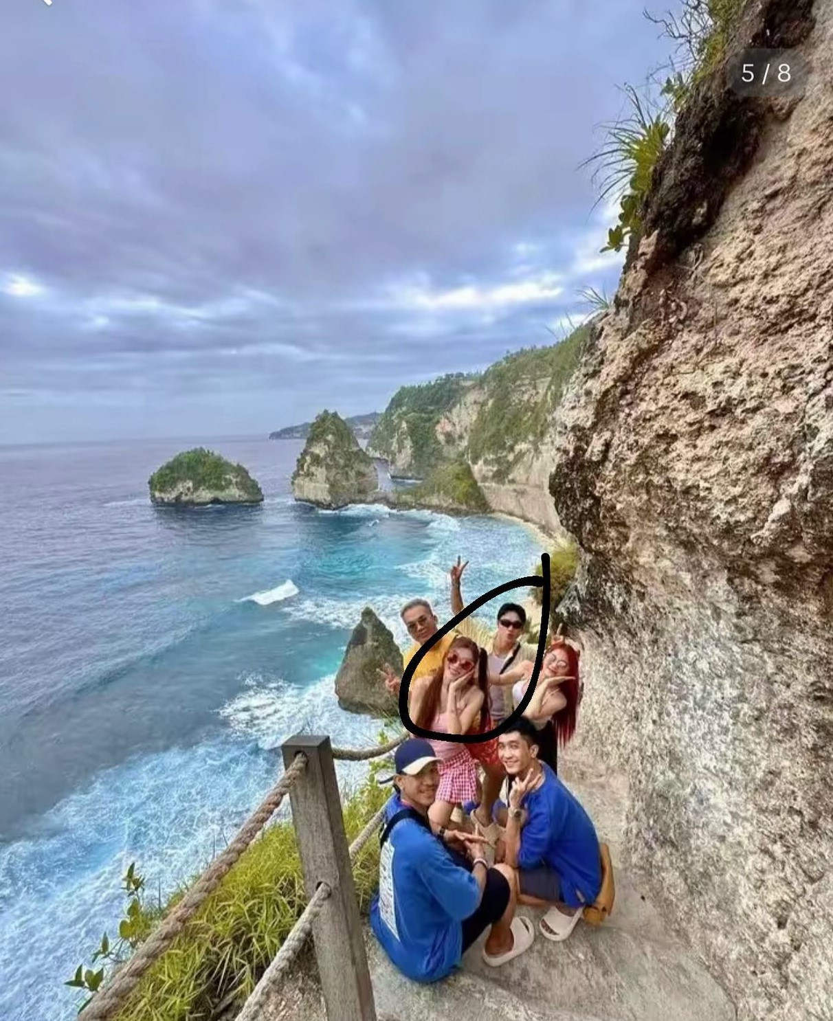 Cả hai sau đó còn xuất hiện chung cùng nhóm bạn. Cả hai sau đó còn xuất hiện chung cùng nhóm bạn.