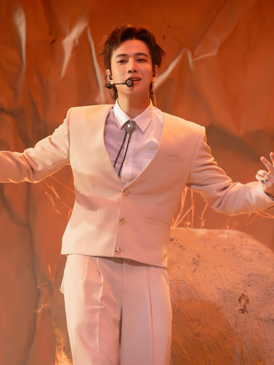 Dù giữ cương vị đội trưởng trong live stage 1 nhưng Lou vẫn chưa thực sự tỏa sáng. Dù giữ cương vị đội trưởng trong live stage 1 nhưng Lou vẫn chưa thực sự tỏa sáng.