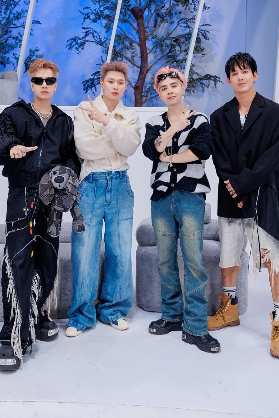 Netizen cho rằng anh vẫn chưa có cơ hội khai phá được "con rồng đất" bên trong mình mà có tin đồn phải rời chương trình. Netizen cho rằng anh vẫn chưa có cơ hội khai phá được "con rồng đất" bên trong mình mà có tin đồn phải rời chương trình.