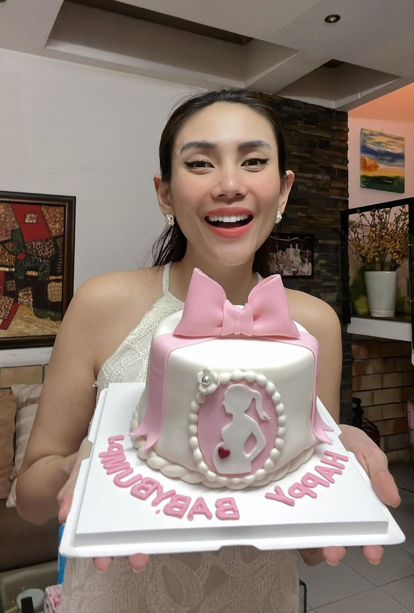 Minh Tú tặng Võ Hoàng Yến chiếc bánh kem chúc mừng sắp lên chức. Minh Tú tặng Võ Hoàng Yến chiếc bánh kem chúc mừng sắp lên chức.