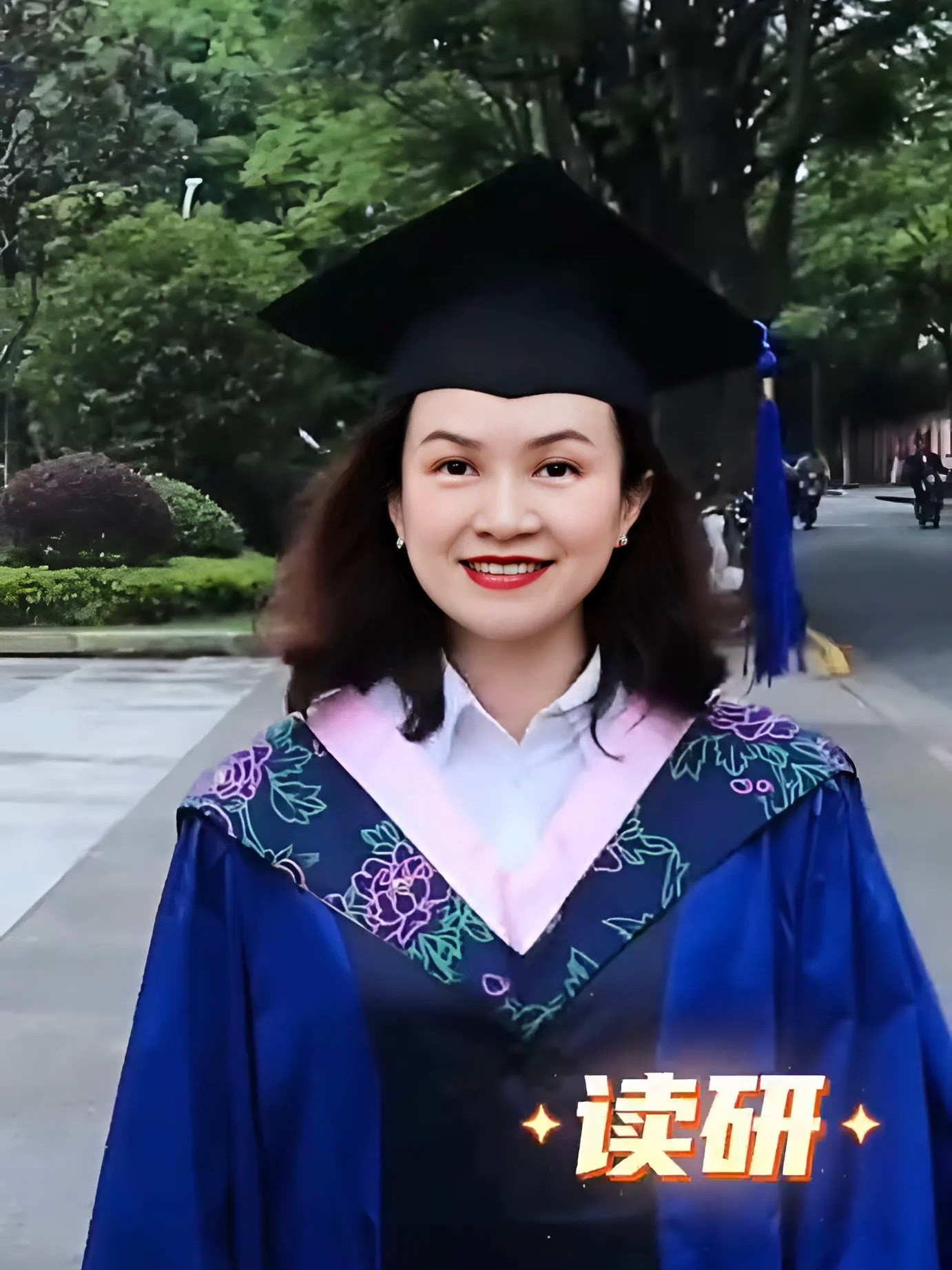 Nụ cười rạng rỡ trong ngày nhận bằng Thạc sĩ của người mẹ hai con.