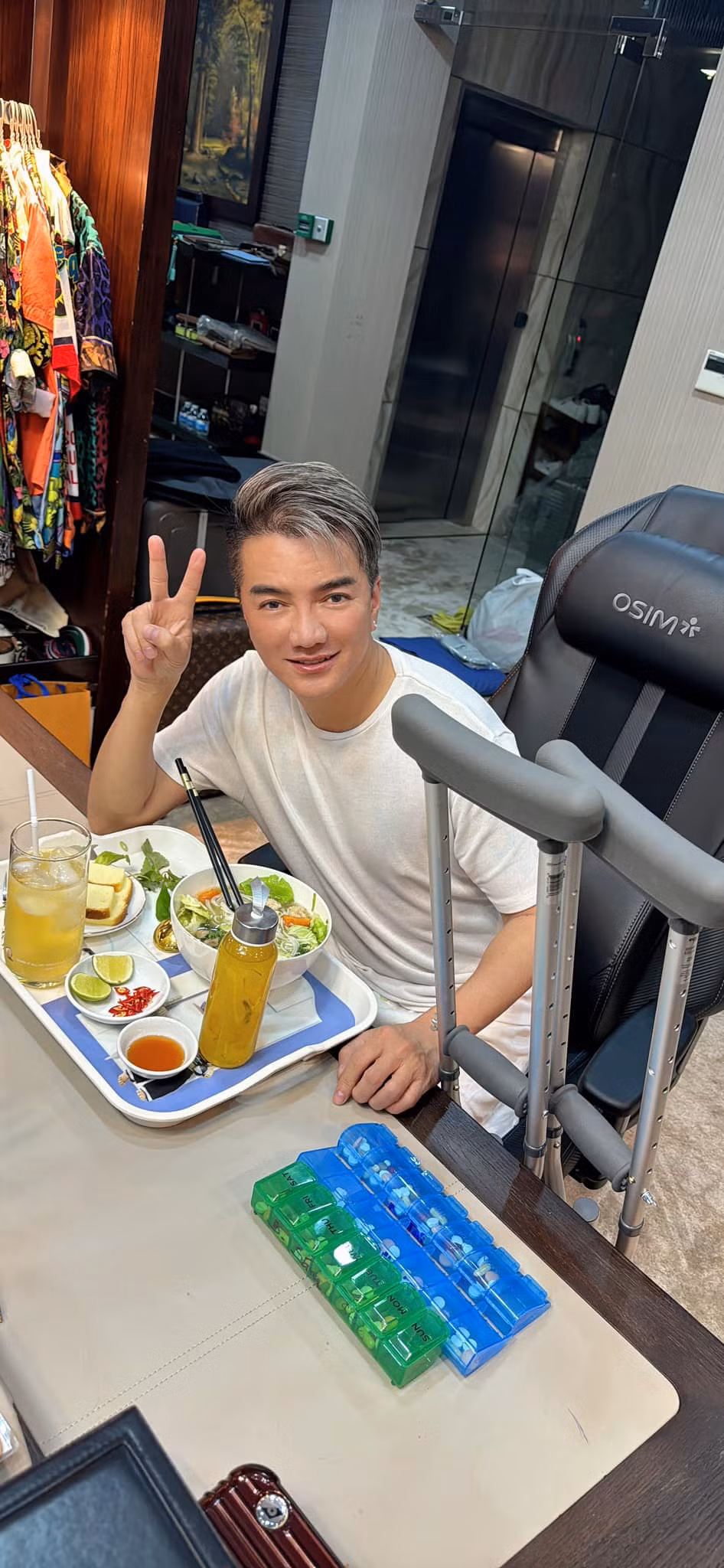 Đàm Vĩnh Hưng bị thương ở chân và phải điều trị 2 tuần tại Mỹ trước khi về Việt Nam.