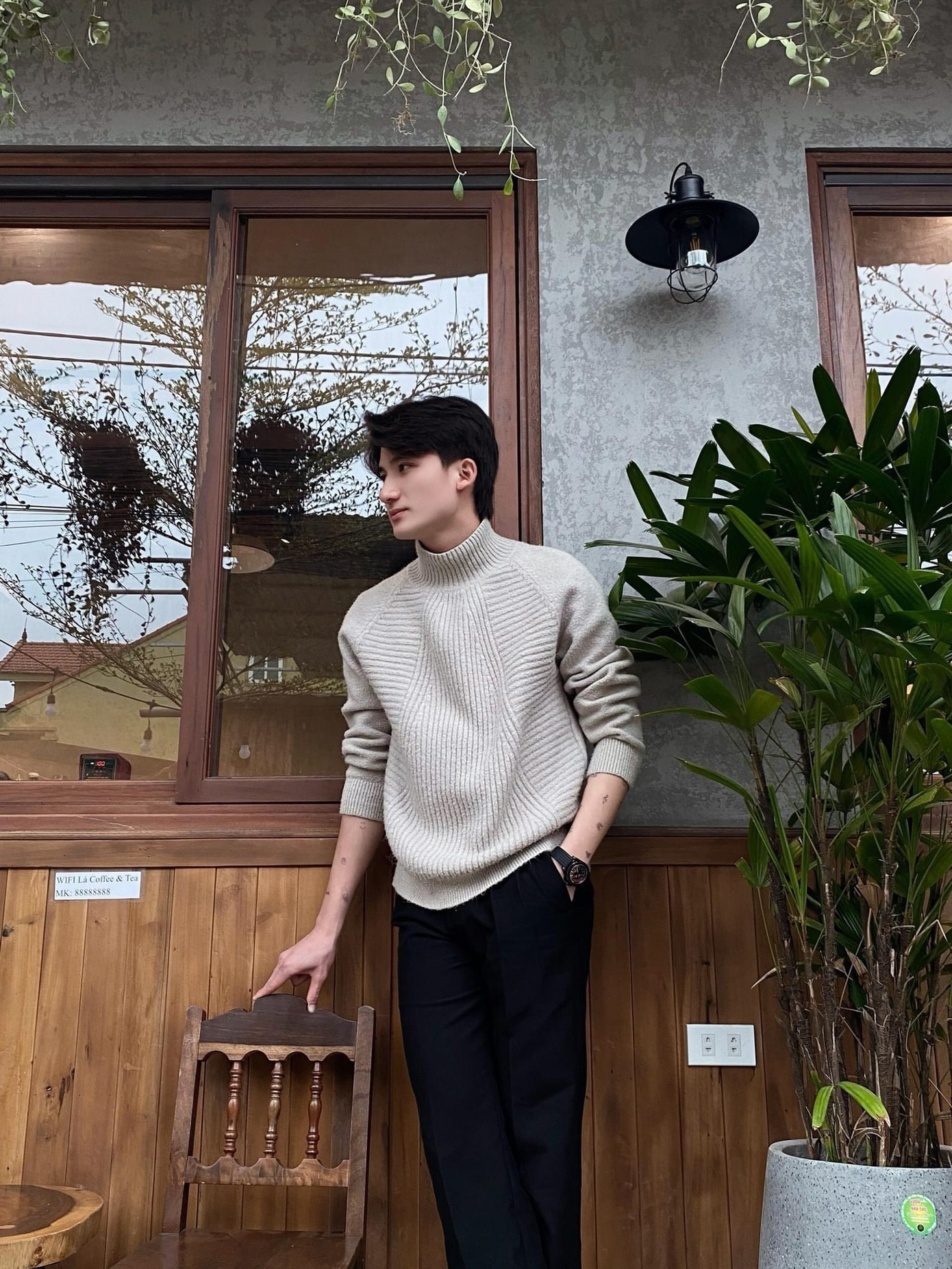 Hình ảnh đời thường của anh chàng cũng nhanh chóng được netizen tìm ra. Hình ảnh đời thường của anh chàng cũng nhanh chóng được netizen tìm ra.