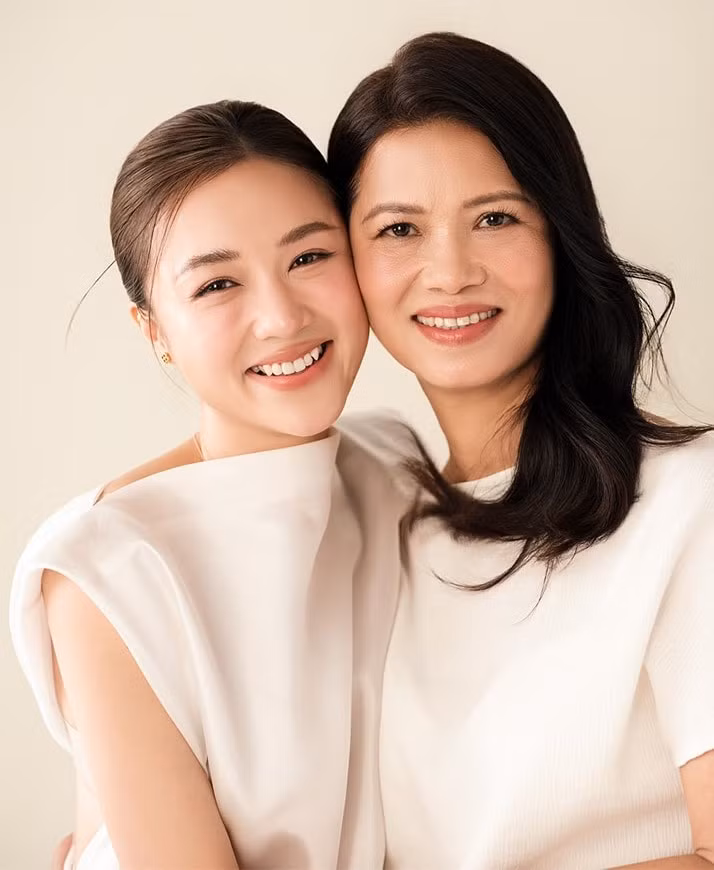 Salim và mẹ trong bộ ảnh kỷ niệm nhân Ngày của Mẹ.