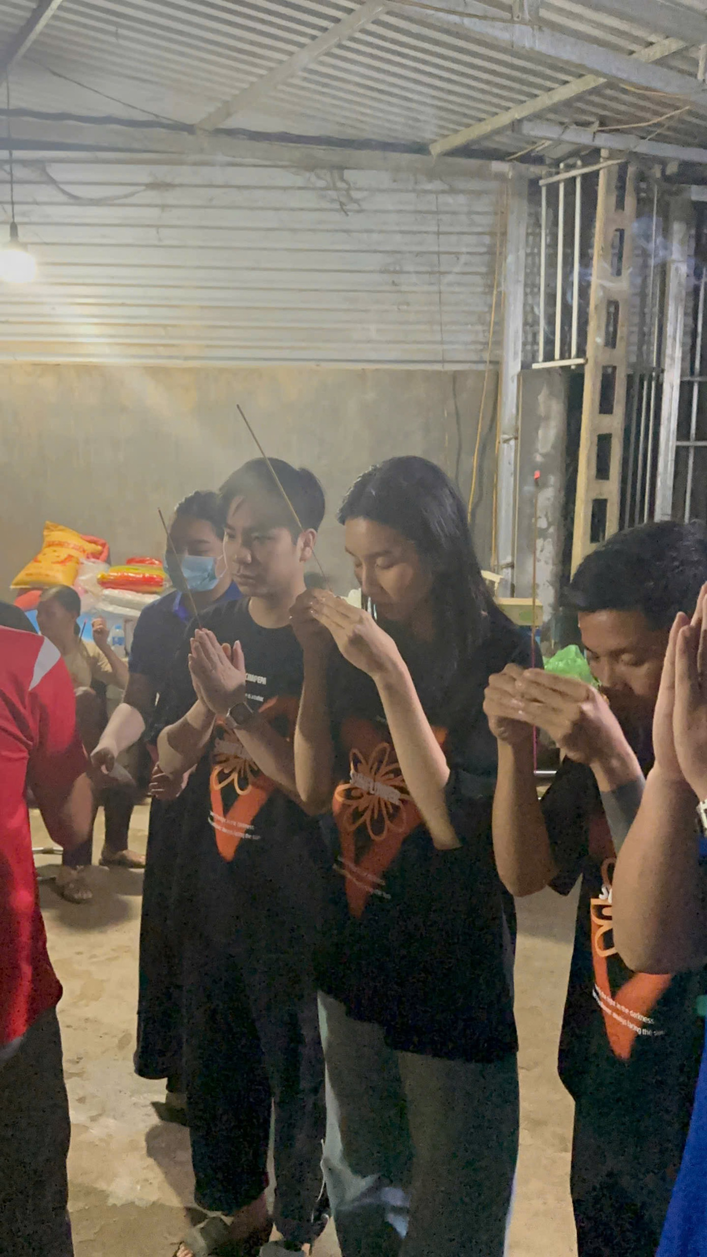 Đoàn cứu trợ thắp nén hương tưởng nhớ đến tình nguyện viên đã hy sinh trong lúc làm nhiệm vụ.