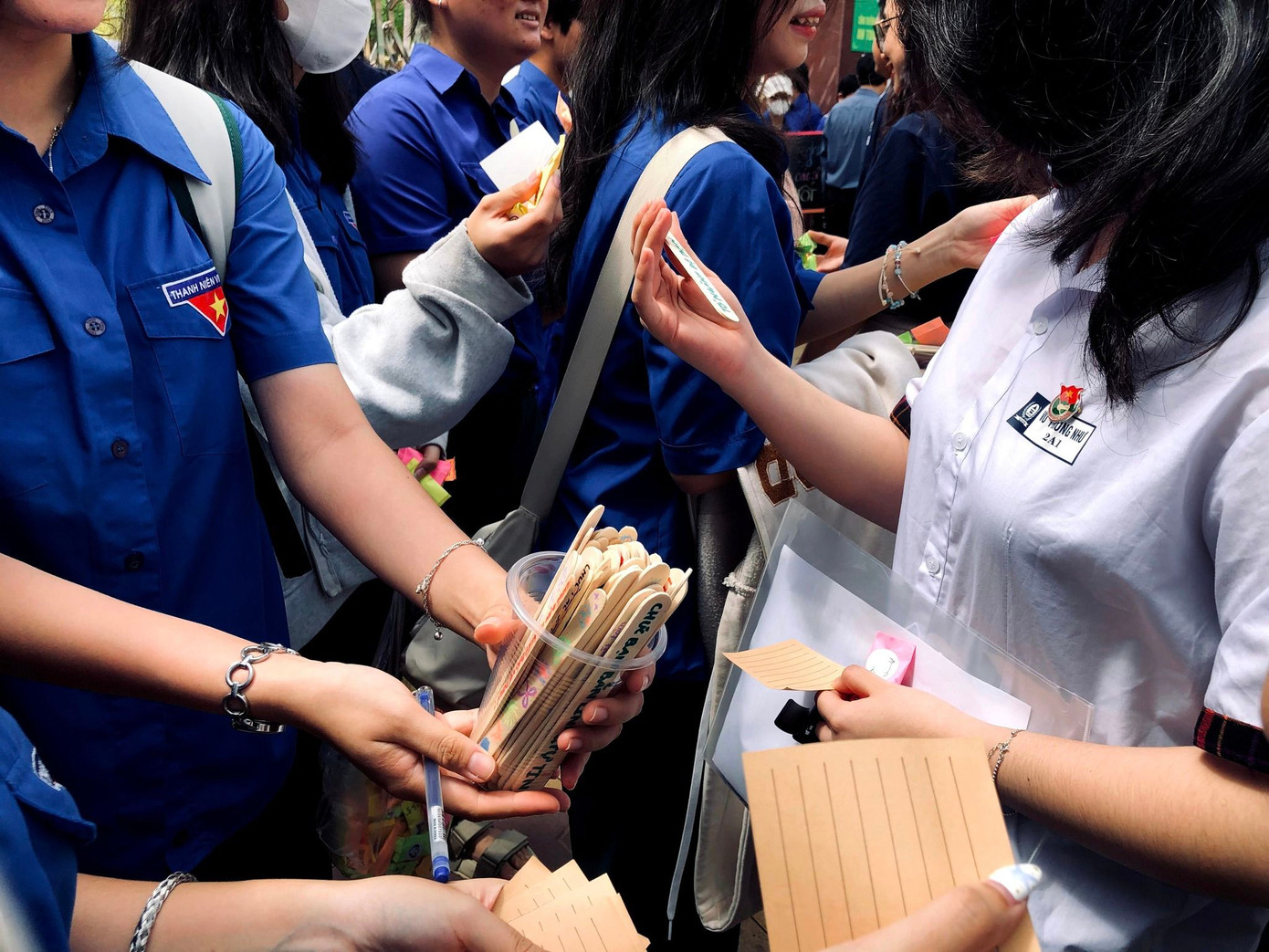 Những chiếc &quot;quẻ&quot; may mắn cho những &quot;xinh yêu&quot; 2K6 mạnh mẽ bước vào phòng thi. Ảnh: Đoàn trường THPT chuyên Trần Hưng Đạo.