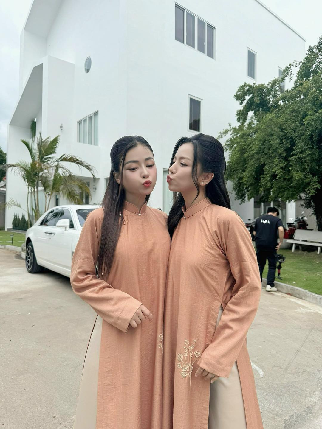 Chiếc áo dài được thiết kế tối giản, đi kèm họa tiết hoa mơ trị giá hơn 4 triệu đồng.