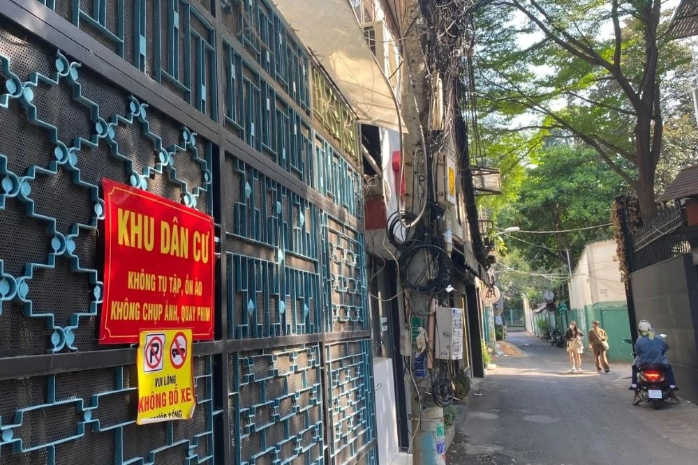 Người dân tại đây treo biển báo không chụp hình, gây ồn ào trong khu vực. (Ảnh: Tuấn An)