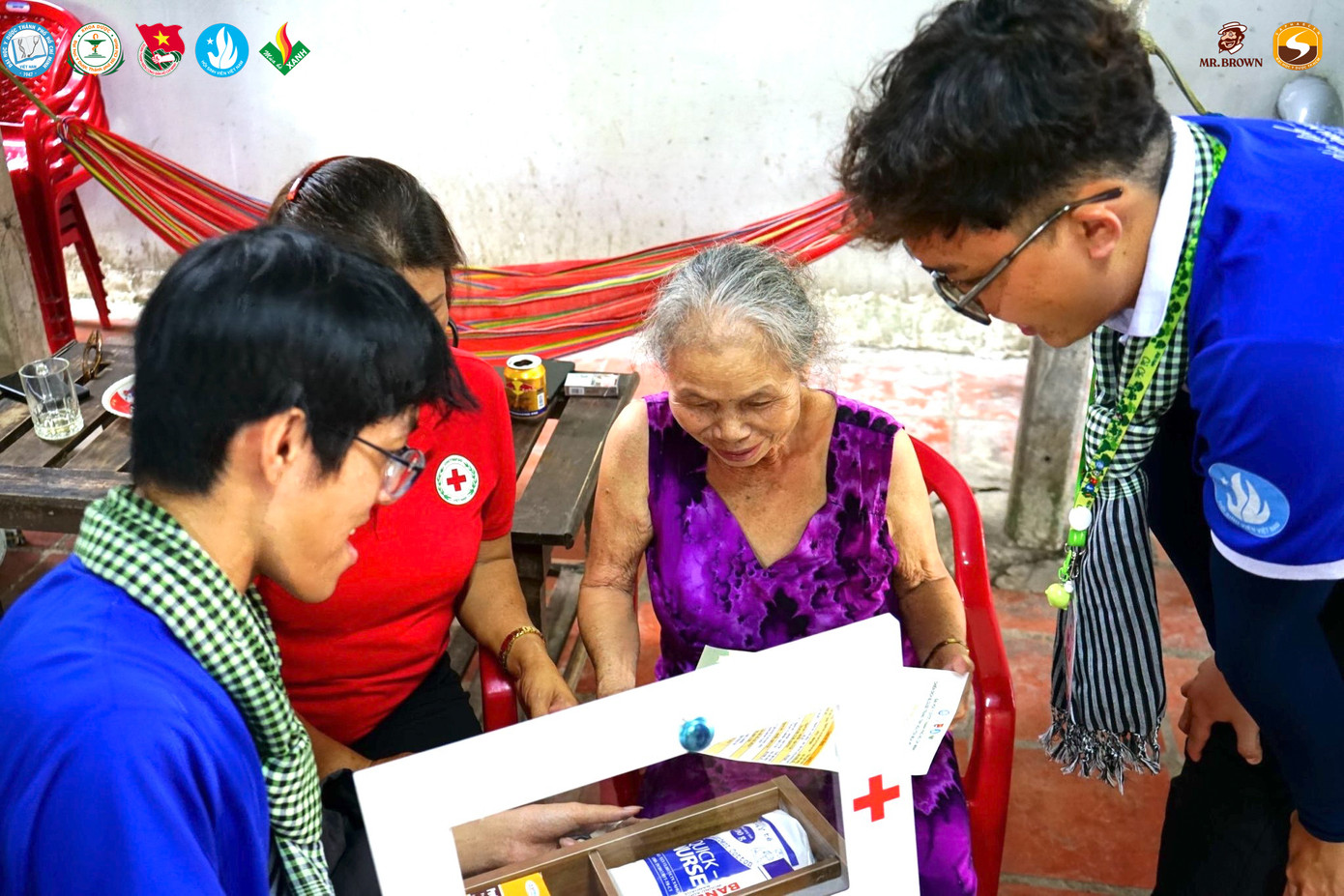 Ảnh: Blouse trắng tình nguyện Đại học Y Dược TP. Hồ Chí Minh Ảnh: Blouse trắng tình nguyện Đại học Y Dược TP. Hồ Chí Minh