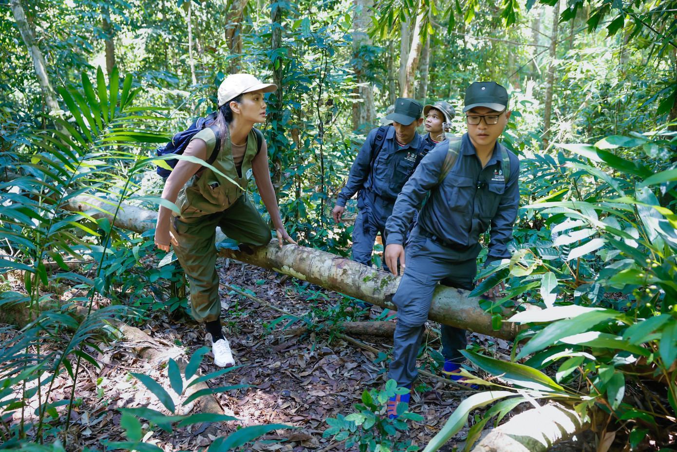 Với "vốn" kinh nghiệm qua nhiều lần đi trồng rừng, nàng hoa hậu không quản ngại đường đi hiểm trở hay khó khăn, mà thay vào đó cô cảm thấy tự hào khi được góp sức cho các hoạt động cộng đồng.