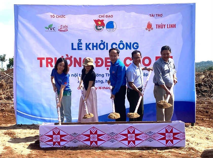 Đây là công trình được Tỉnh Đoàn, Hội Liên hiệp thanh niên Việt Nam tỉnh chọn làm Công trình Thanh niên chào mừng Đại hội Hội Liên hiệp thanh niên tỉnh lần thứ VIII, nhiệm kỳ 2024-2029 và kỷ niệm 70 năm Ngày truyền thống Đảng bộ huyện Kbang (15/9/1954 - 15/9/2024). Ảnh: Đức Thành, báo Gia Lai Online Đây là công trình được Tỉnh Đoàn, Hội Liên hiệp thanh niên Việt Nam tỉnh chọn làm Công trình Thanh niên chào mừng Đại hội Hội Liên hiệp thanh niên tỉnh lần thứ VIII, nhiệm kỳ 2024-2029 và kỷ niệm 70 năm Ngày truyền thống Đảng bộ huyện Kbang (15/9/1954 - 15/9/2024). Ảnh: Đức Thành, báo Gia Lai Online