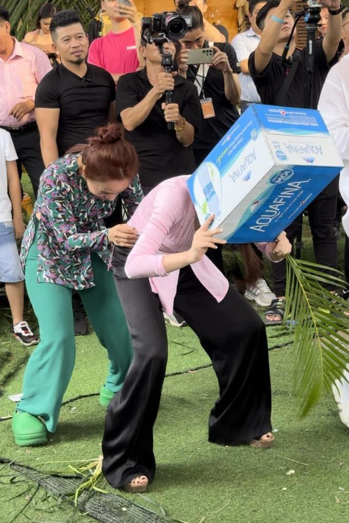 Nhóm nhảy múa lân "gấp đôi tiếng cười" của Hòa Minzy và Ngọc Phước. Nhóm nhảy múa lân "gấp đôi tiếng cười" của Hòa Minzy và Ngọc Phước.