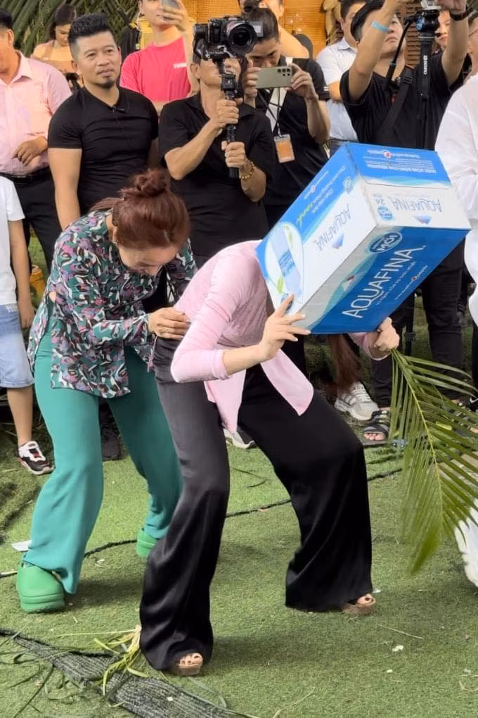 Nhóm nhảy múa lân "gấp đôi tiếng cười" của Hòa Minzy và Ngọc Phước.