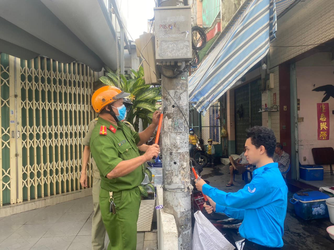 Bên cạnh xây dựng môi trường xanh - sạch - đẹp, lực lượng tham gia còn tổ chức tuyên truyền cho người dân nâng cao ý thức bảo vệ môi trường công cộng, giữ gìn mỹ quan đường phố. Ảnh: Tuổi Trẻ Phường Tám. Bên cạnh xây dựng môi trường xanh - sạch - đẹp, lực lượng tham gia còn tổ chức tuyên truyền cho người dân nâng cao ý thức bảo vệ môi trường công cộng, giữ gìn mỹ quan đường phố. Ảnh: Tuổi Trẻ Phường Tám.