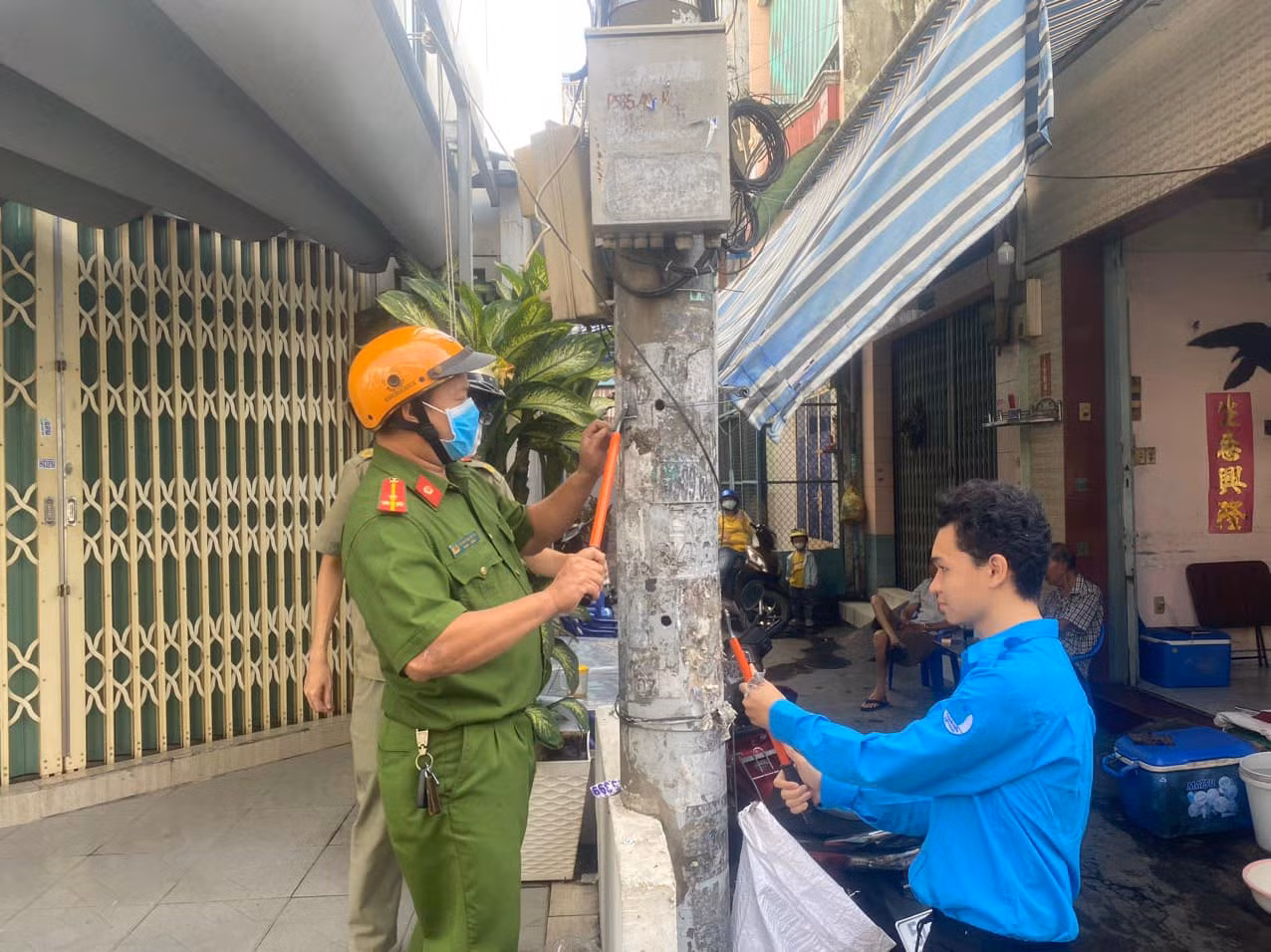 Bên cạnh xây dựng môi trường xanh - sạch - đẹp, lực lượng tham gia còn tổ chức tuyên truyền cho người dân nâng cao ý thức bảo vệ môi trường công cộng, giữ gìn mỹ quan đường phố. Ảnh: Tuổi Trẻ Phường Tám.