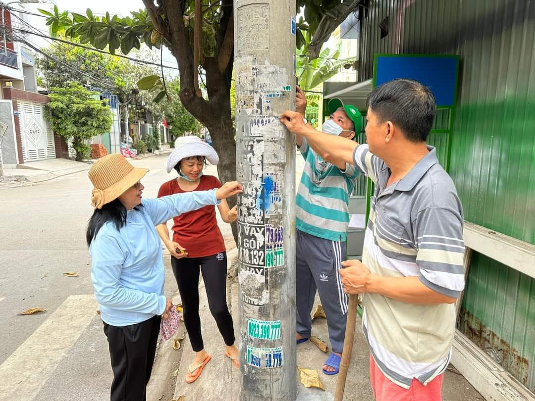 Không chỉ các chiến sĩ tình nguyện, người dân trên địa bàn thực hiện chiến dịch cũng hăng hái tham gia hỗ trợ các tình nguyện viên, đem lại môi trường sinh hoạt sạch đẹp cho khu phố. Ảnh: Tuổi trẻ Gò Vấp. Không chỉ các chiến sĩ tình nguyện, người dân trên địa bàn thực hiện chiến dịch cũng hăng hái tham gia hỗ trợ các tình nguyện viên, đem lại môi trường sinh hoạt sạch đẹp cho khu phố. Ảnh: Tuổi trẻ Gò Vấp.