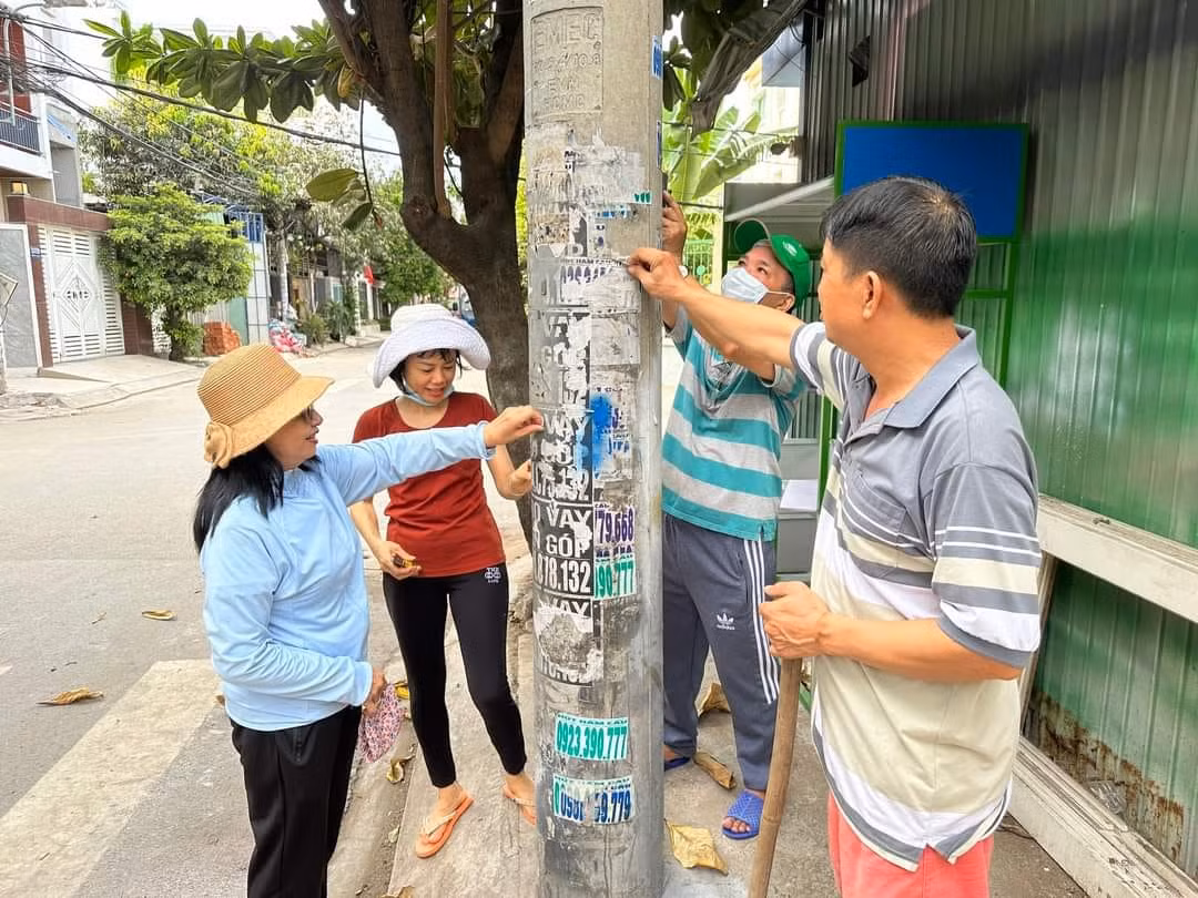 Không chỉ các chiến sĩ tình nguyện, người dân trên địa bàn thực hiện chiến dịch cũng hăng hái tham gia hỗ trợ các tình nguyện viên, đem lại môi trường sinh hoạt sạch đẹp cho khu phố. Ảnh: Tuổi trẻ Gò Vấp.