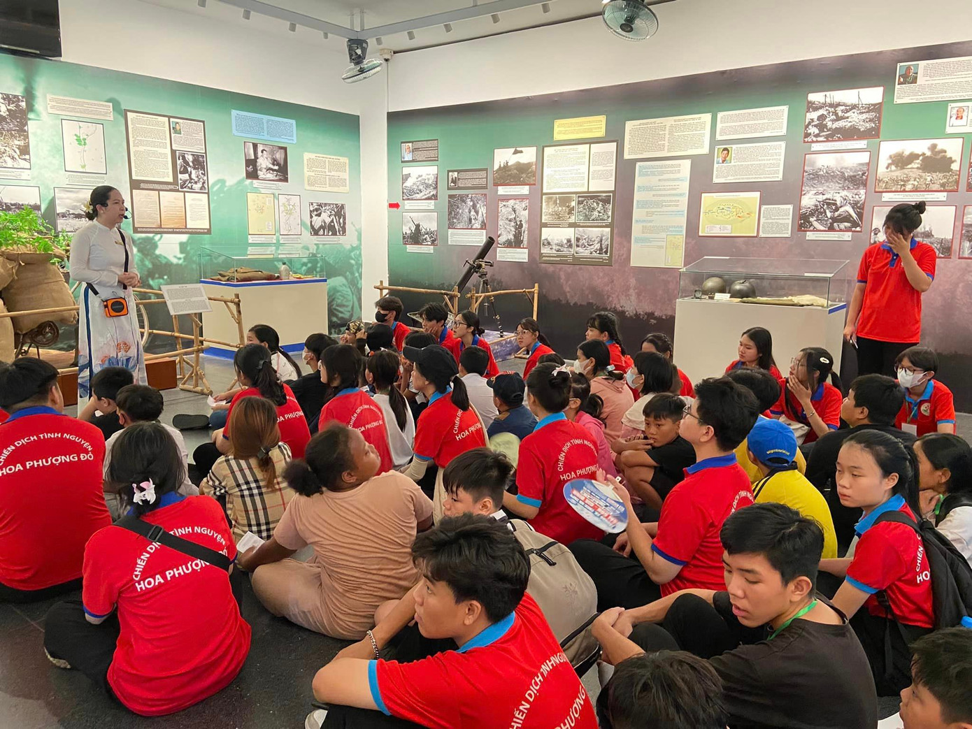 Lắng nghe những câu chuyện về lịch sử vẻ vang của dân tộc giúp các em biết quý trọng và thêm yêu mảnh đất mà bao đời cha ông đã giữ gìn. Ảnh: Đoàn Trường THPT Trường Chinh Quận 12. Lắng nghe những câu chuyện về lịch sử vẻ vang của dân tộc giúp các em biết quý trọng và thêm yêu mảnh đất mà bao đời cha ông đã giữ gìn. Ảnh: Đoàn Trường THPT Trường Chinh Quận 12.