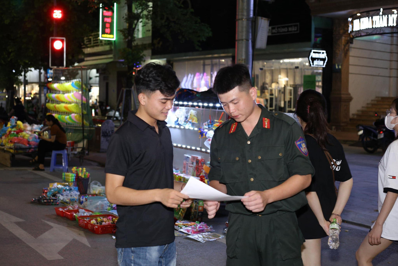 Đoàn thanh niên Phòng Cảnh sát cơ động tham gia tuyên truyền Luật căn cước tại phố đi bộ. Ảnh: Đoàn Thanh niên Công an Nghệ An