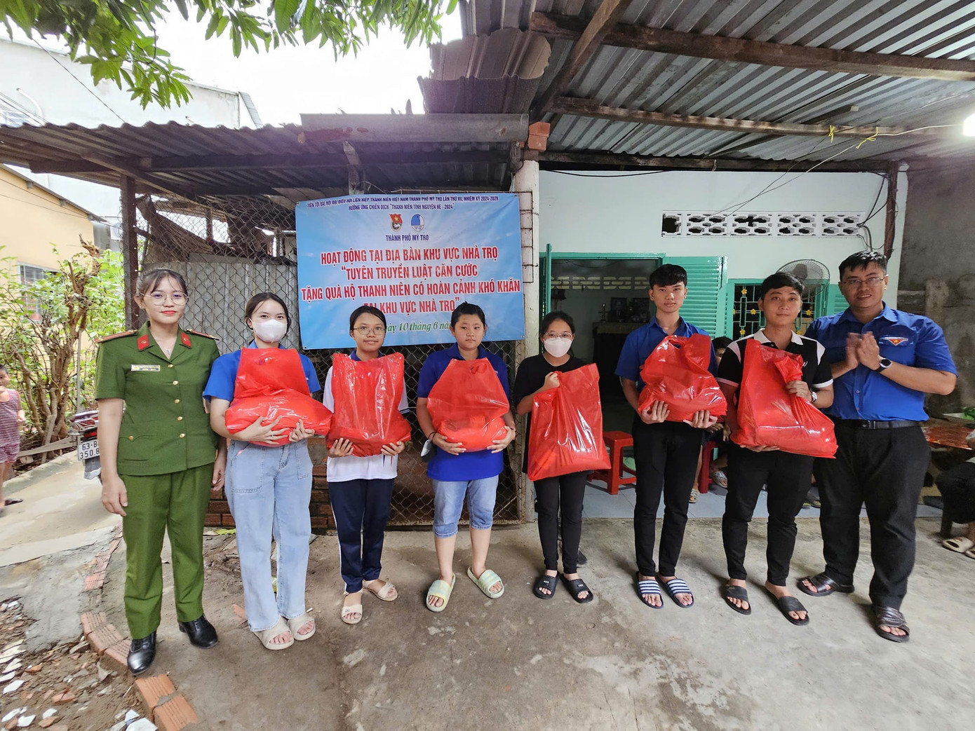 Ban Tổ chức đã tặng 12 phần quà cho 12 hộ gia đình có hoàn cảnh khó khăn tại khu vực nhà trọ. Tổng giá trị quà tặng là 2.280.000 đồng do các đơn vị trong cụm vận động và hỗ trợ. Ảnh: Đoàn Thanh Niên Phường 1 Thành phố Mỹ Tho