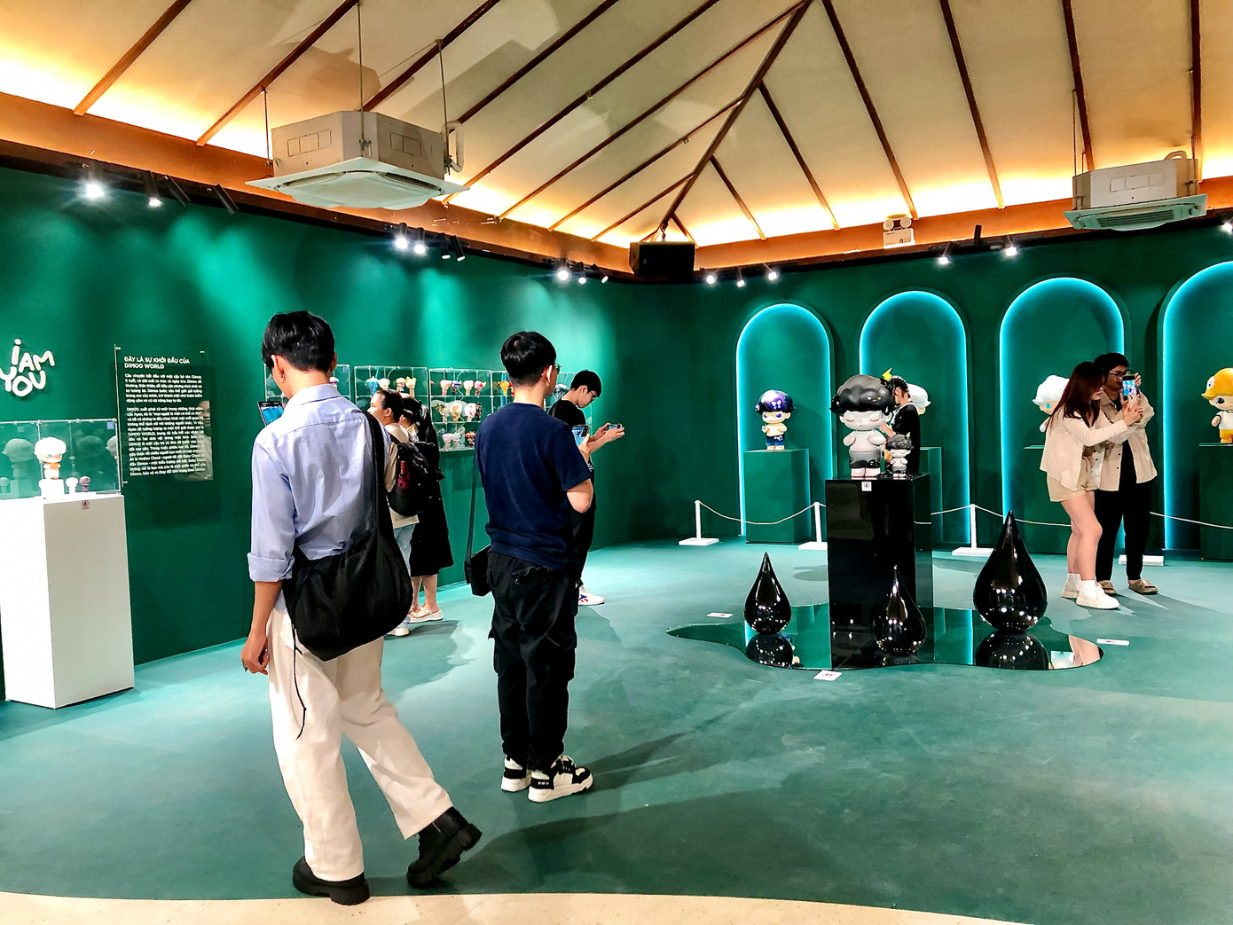 Triển lãm đã thu hút sự chú ý của lượng lớn người trẻ đến tham quan, chụp ảnh.