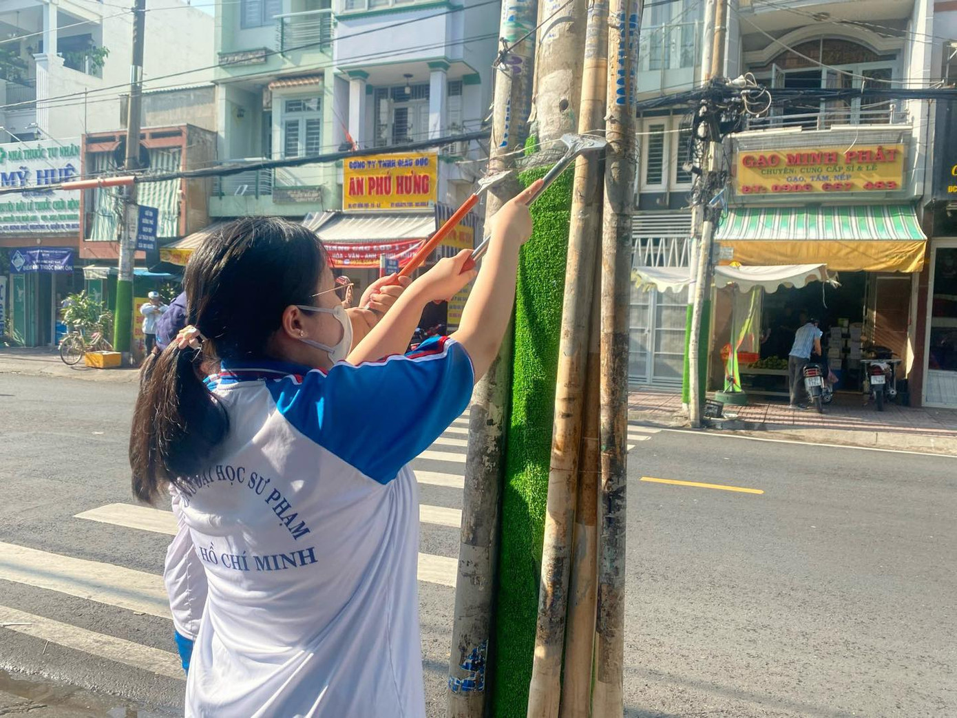 Không khí làm việc diễn ra sôi nổi, khẩn trương nhưng vẫn đảm bảo an toàn và hiệu quả. Ảnh: Mùa Hè xanh - Trường Đại học Sư phạm TP. Hồ Chí Minh. Không khí làm việc diễn ra sôi nổi, khẩn trương nhưng vẫn đảm bảo an toàn và hiệu quả. Ảnh: Mùa Hè xanh - Trường Đại học Sư phạm TP. Hồ Chí Minh.