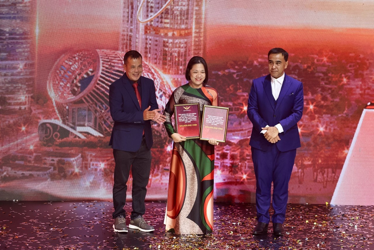 Tại giải Cánh Diều Vàng, nghệ sĩ Quyền Linh đại diện đoàn phim Hai Muối ủng hộ một số tỉnh, thành phố phía Bắc bị ảnh hưởng do bão số 3.