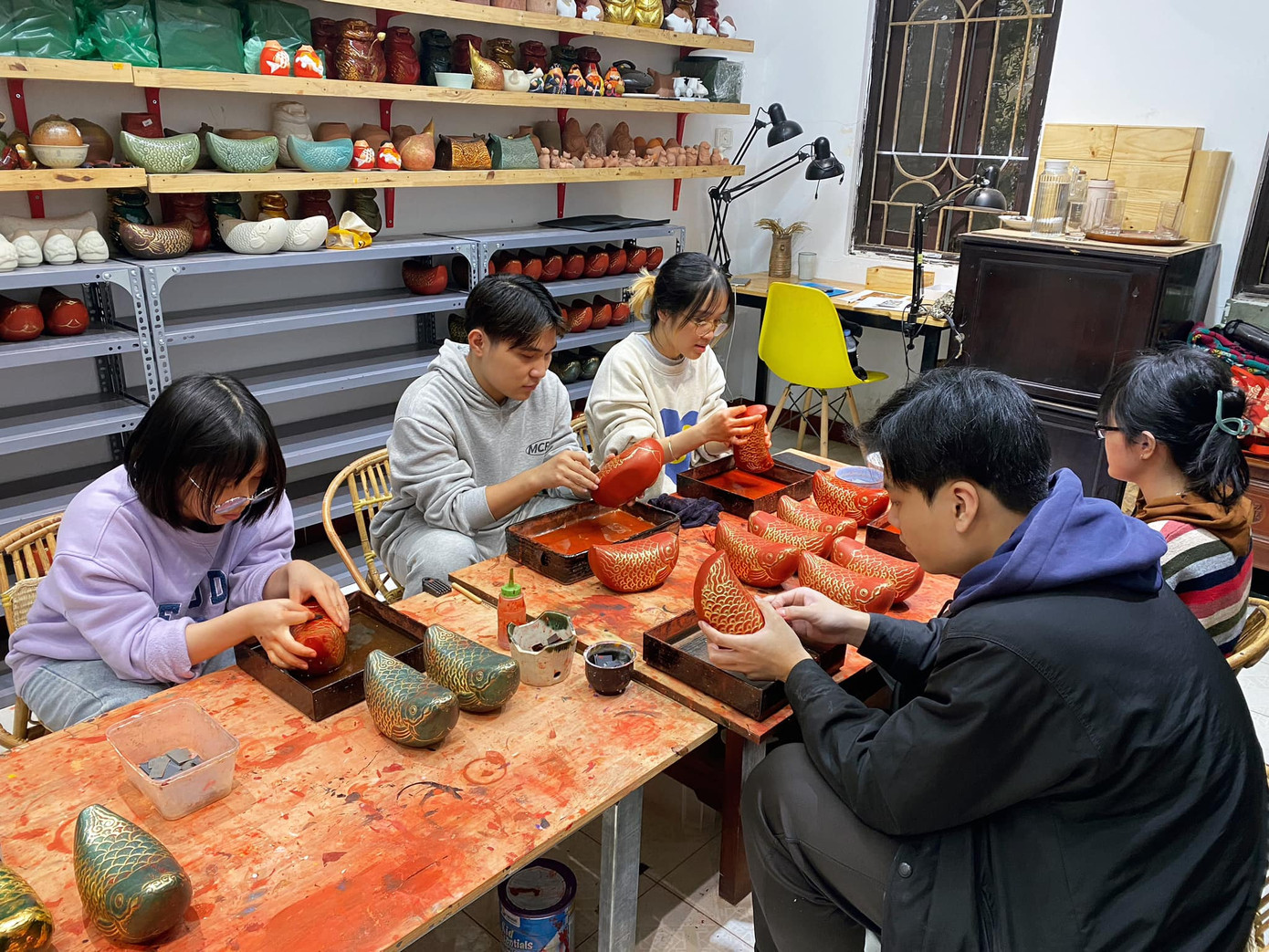 Những cánh tay đưa lên cùng nhịp và miệt mài của các họa sĩ trẻ. (Ảnh: Le Huy) Những cánh tay đưa lên cùng nhịp và miệt mài của các họa sĩ trẻ. (Ảnh: Le Huy)